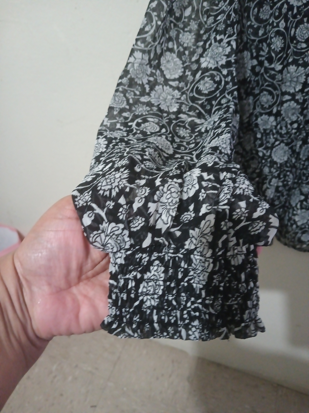 Old Navy Black and White Floral V-Neck Blouse - Picture 3 of 4